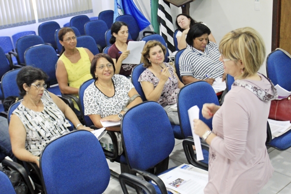ESCOLA - Durante duas horas, a professora Maria Ângela Chiachiri falou sobre os diferentes gêneros jornalísticos 